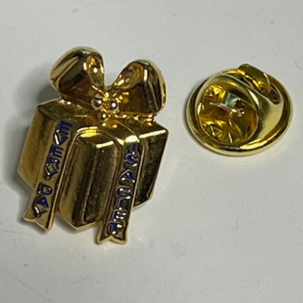 VTG Gold Tone Christmas Gift Box "EVERY DAY IS A GIFT" Lapel Vest Hat Pin .5"x.7